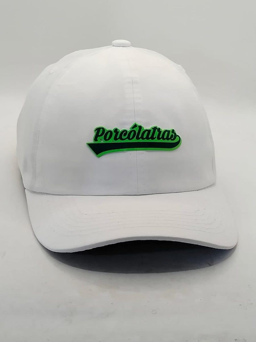 Boné dad hat branco, frente, com Porcólatras bordado em verde
