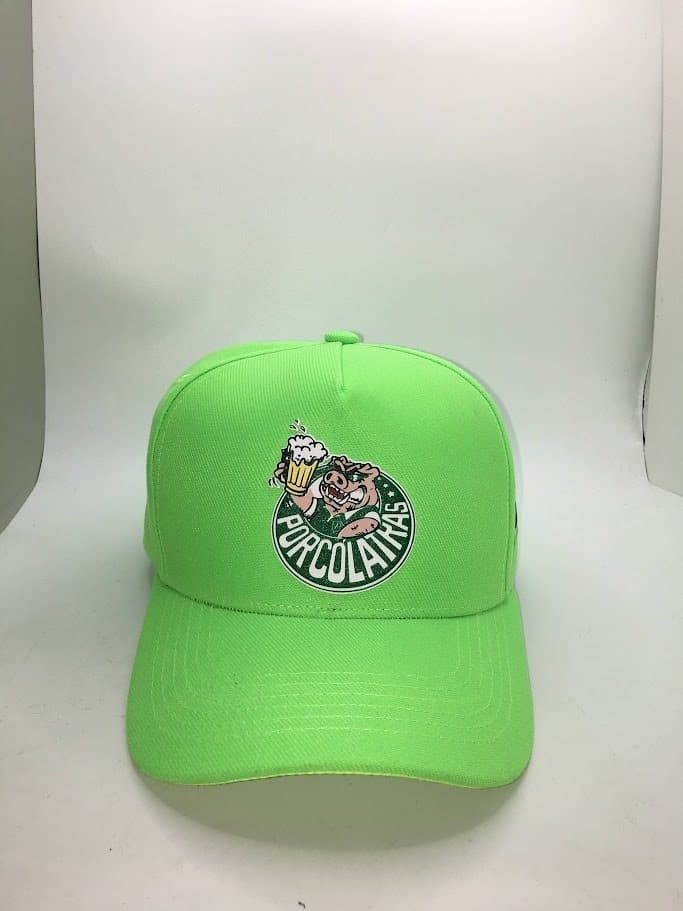 Boné trucker verde-limão, frente, com o patch do mascote Porcólatras